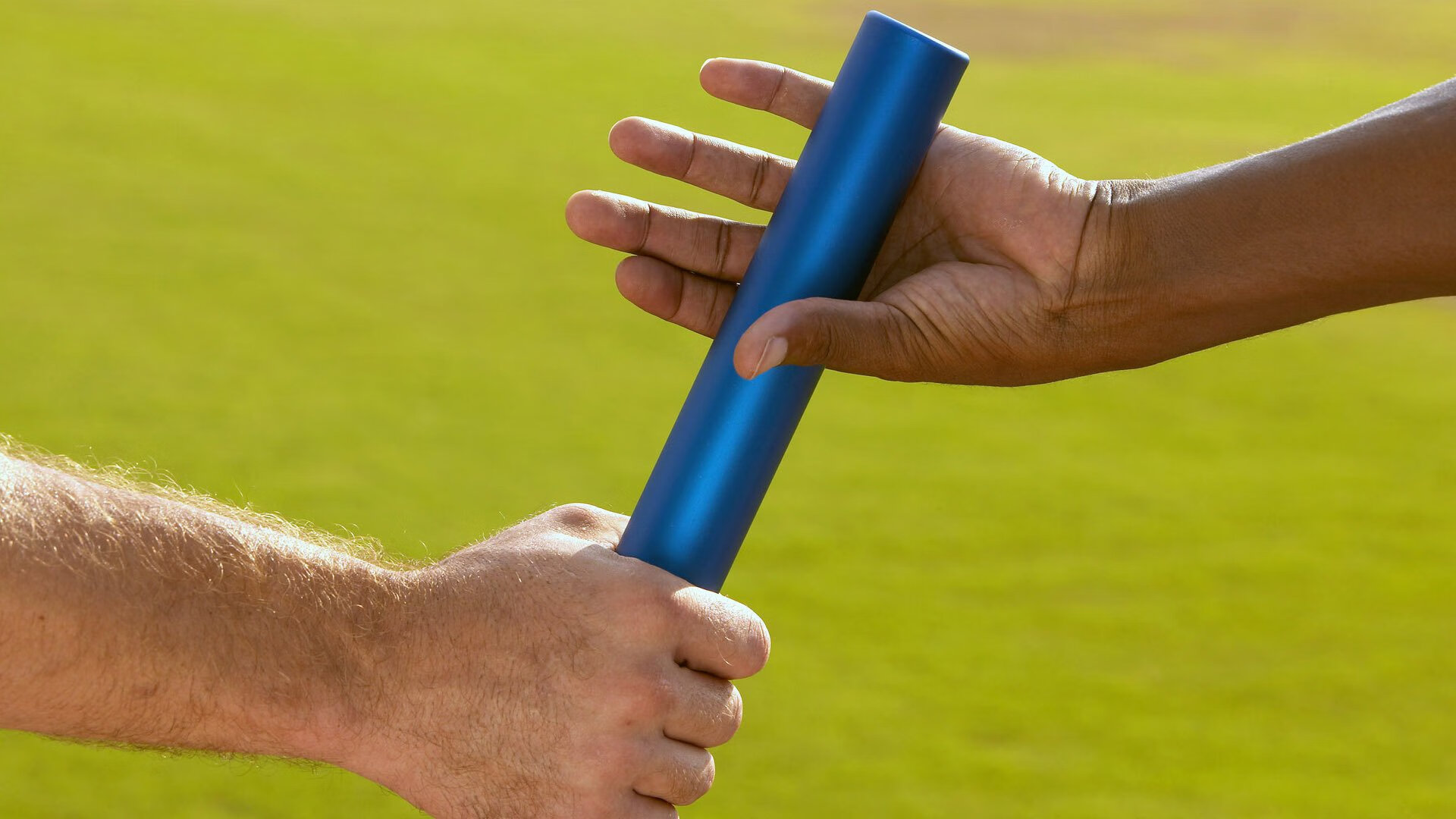 爱游戏电竞-“简阳文体中心：羽毛球赛场上的快速反应与精准击球”