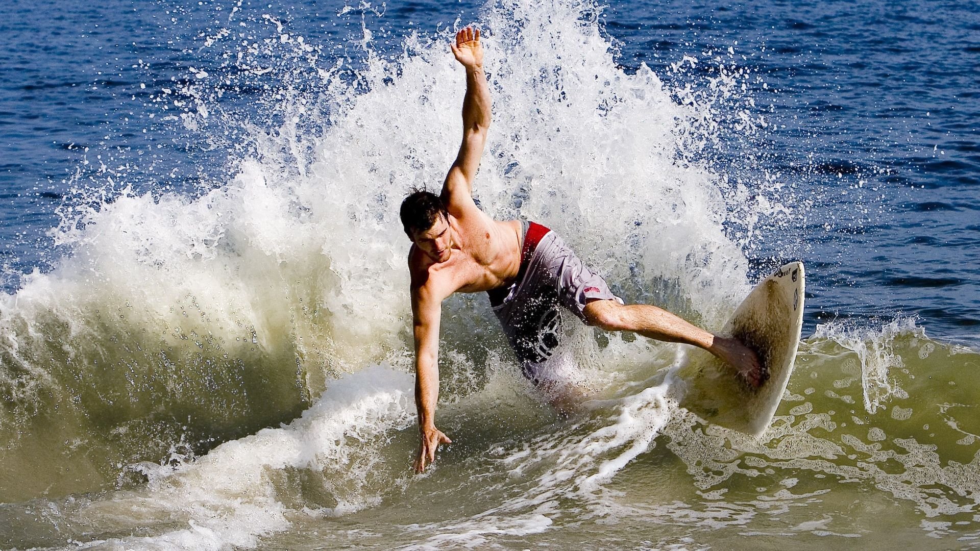 “简阳文体中心：羽毛球赛场上的快速反应与精准击球”